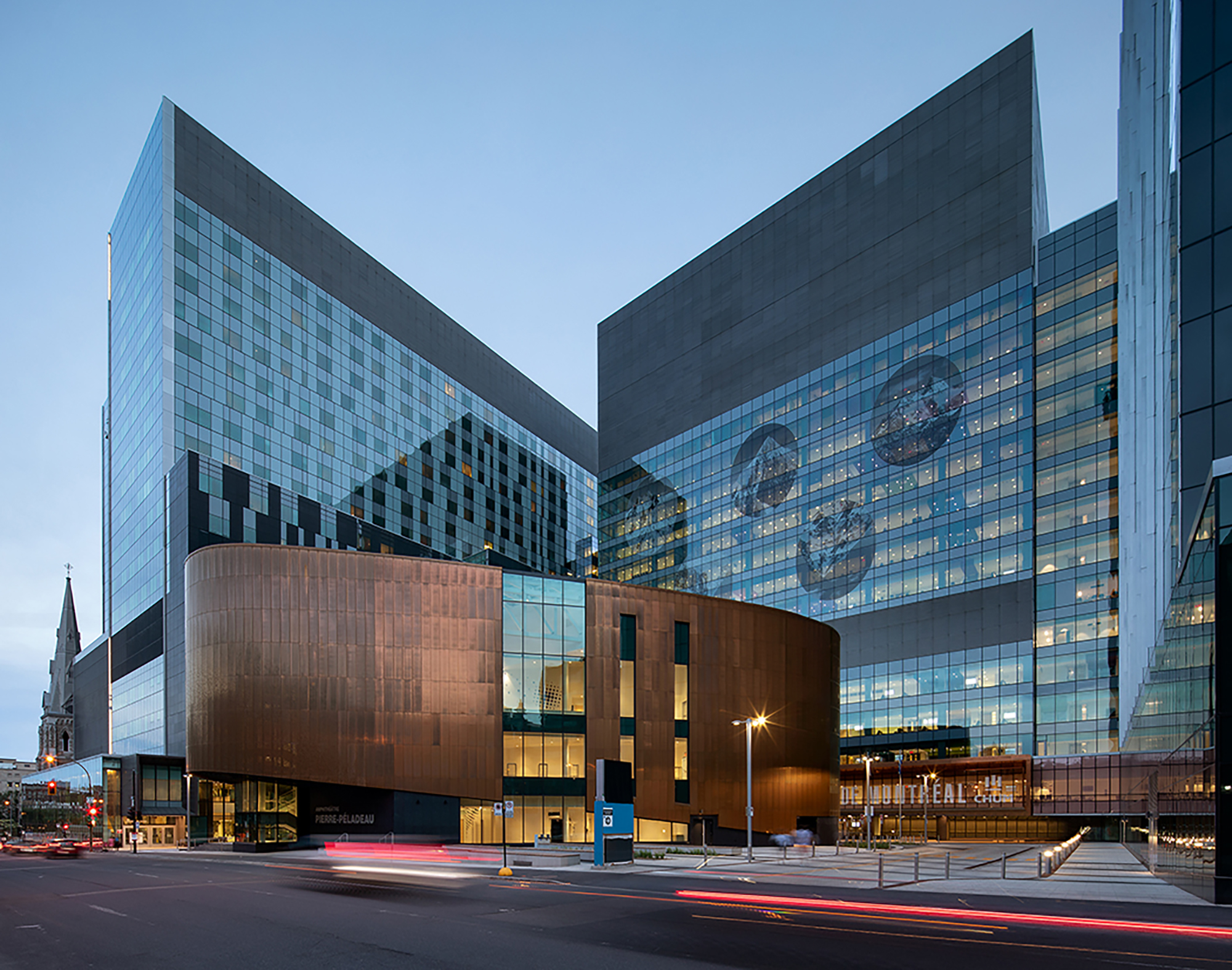 TIFF-CHUM-EXT-15 Exterior photo of CHUM hospital complex and Amphithéâtre Pierre-Péladeau in Montreal