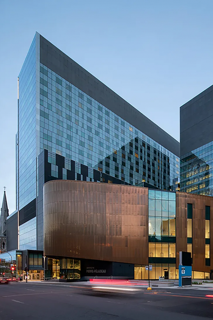 Alt_Pro_Delivery Modern exterior of the Centre hospitalier de l'Université de Montréal (CHUM)